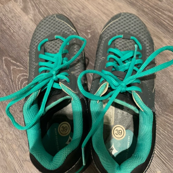 Specialized, Women’s size 8, bicycling shoes, option for cleats - Picture 3 of 4